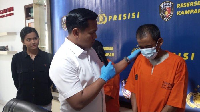 Pelaku saat diinterogasi polisi.