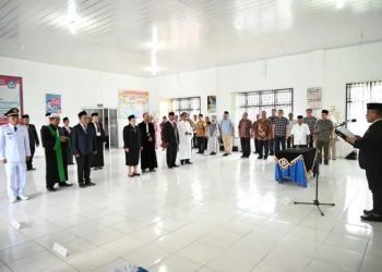 Bupati Tapteng, Masinton Pasaribu saat melakukan pelantikan delapan pejabat baru. 