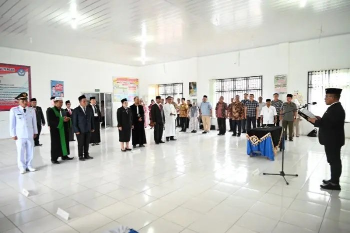 Bupati Tapteng, Masinton Pasaribu saat melakukan pelantikan delapan pejabat baru.