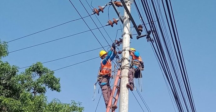 Pemeliharaan jaringan listrik.