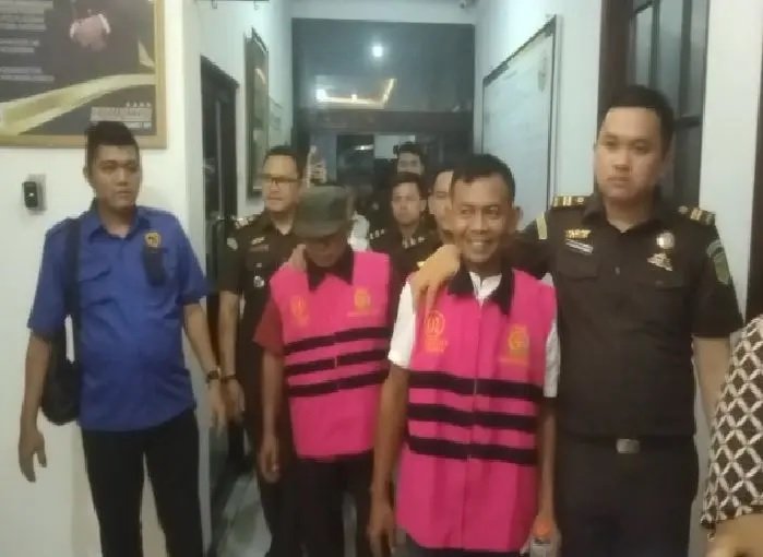 Kedua tersangka dibawa menuju Lapas Labuhan Ruku usai pemeriksaan di Kejari Asahan. 