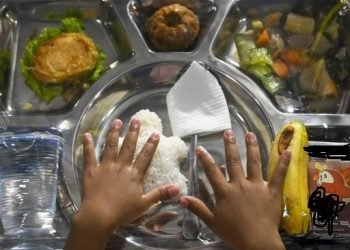 SMP Negeri 2 Bulukumba, Sulawesi Selatan melaporkan dugaan menu MBG sudah basi dan berbau. 