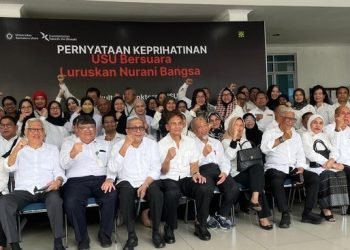 Puluhan guru besar USU dan dosen saat menyampaikan tuntutan di Fakultas Kedokteran USU, Selasa (20/5/2025). 