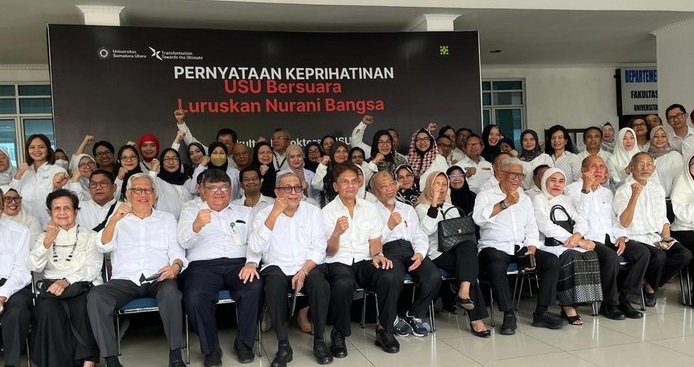 Puluhan guru besar USU dan dosen saat menyampaikan tuntutan di Fakultas Kedokteran USU, Selasa (20/5/2025).