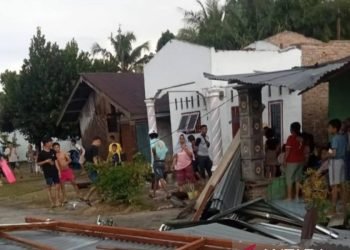 Angin puting beliung porak porandakan rumah warga di Desa Tebing Tinggi, Kecamatan Tanjung Beringin, Serdang Bedagai, Jumat (23/5/2025).