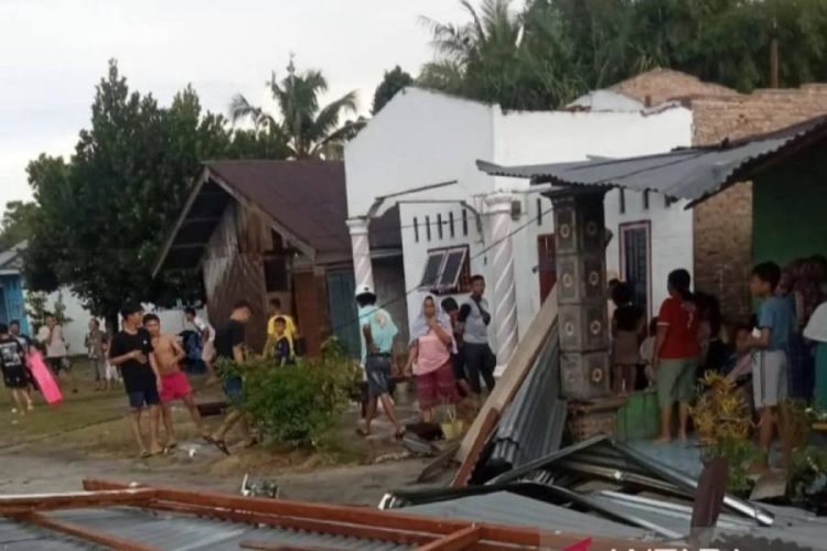 Angin puting beliung porak porandakan rumah warga di Desa Tebing Tinggi, Kecamatan Tanjung Beringin, Serdang Bedagai, Jumat (23/5/2025).
