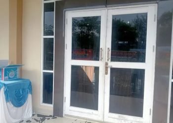 Kaca pintu aula yang pecah akibat kericuhan saat Konferensi Mahasiswa Islam di Lubuk Pakam.