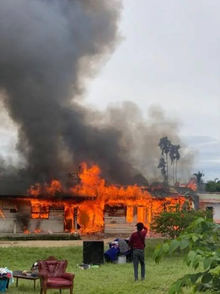 Rumah dinas guru SD yang terbakar di Kecamatan Sidamanik, Simalungun.