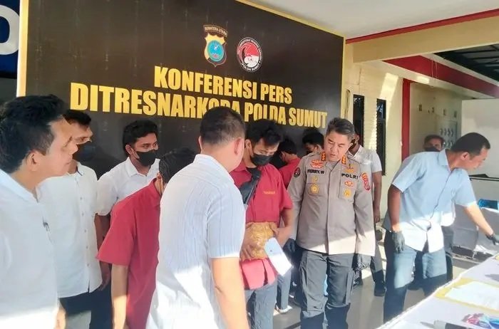 Polda Sumut saat menggelar konferensi pers pengungkapan lima kilogram sabu di Bandara Kualanamu.