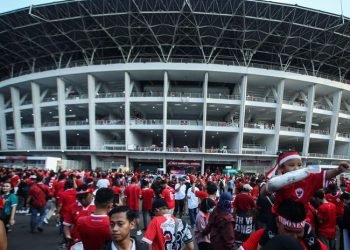 Lautan suporter Timnas Indonesia berjubel di kawasan Stadion Utama Gelora Bung Karno. 