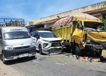 Mobil yang terlibat tabrakan beruntun di Jalinsum Tebing Tinggi–Batu Bara.