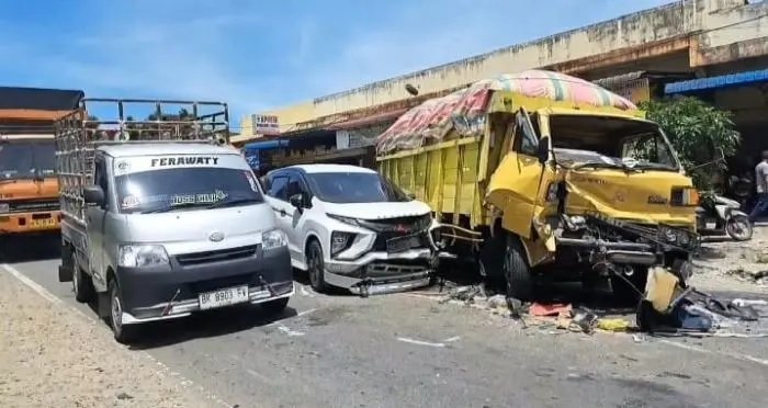 Mobil yang terlibat tabrakan beruntun di Jalinsum Tebing Tinggi–Batu Bara.