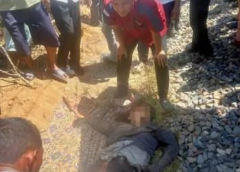 Korban tergeletak disambar kereta api.