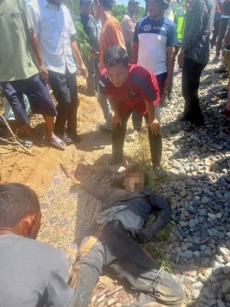Korban tergeletak disambar kereta api.