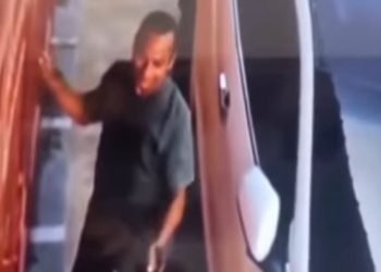 Preman di Medan memalak warga yang memarkirkan mobilnya depan rumah sendiri.