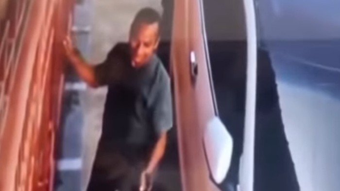 Preman di Medan memalak warga yang memarkirkan mobilnya depan rumah sendiri.