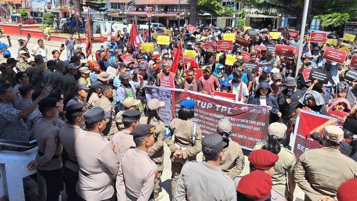 Warga Taput demonstrasi dengan tuntutan agar PT TPL segera ditutup.