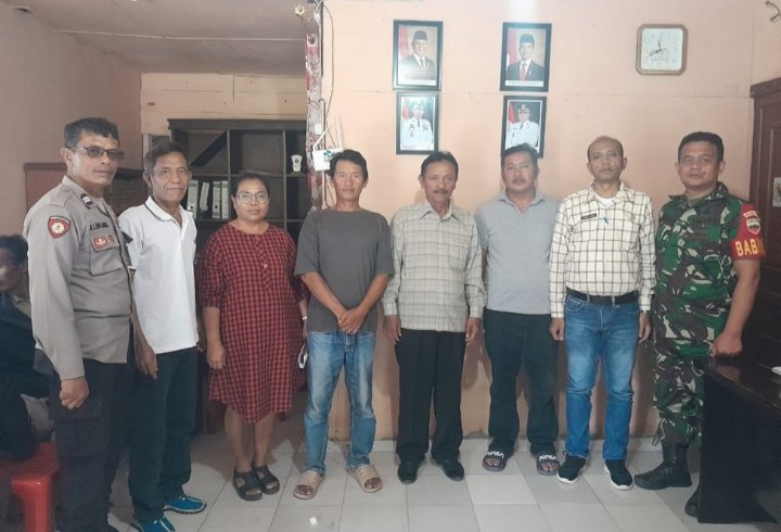 Pengurus Koperasi Merah Putih Kelurahan Hutatoruan VI saat foto bersama dengan Bhabinkamtibmas, Lurah Hutatoruan VI dan Babinsa. (Tony)