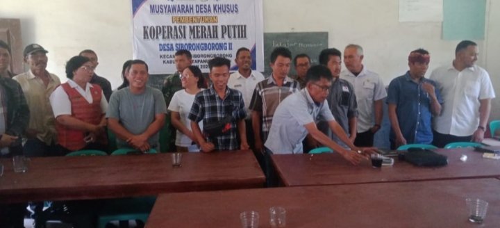 Pengurus Koperasi Merah Putih Desa Siborongborong II saat foto bersama dengan Sekretaris Camat, Pendampim UMKM dan Kepala Desa Siborongborong II. (Tony)