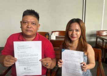 SN (kanan) menunjukan surat kuasa khusus untuk Irfan sebagai kuasa hukum. Ia melaporkan mantan kuasa hukumnya Muhammad Reza ke kepolisian.