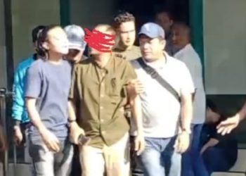 YS, Wakil Rektor 2 Universitas Darma Agung saat diamankan aparat kepolisian pada Rabu (4/6/2025). 