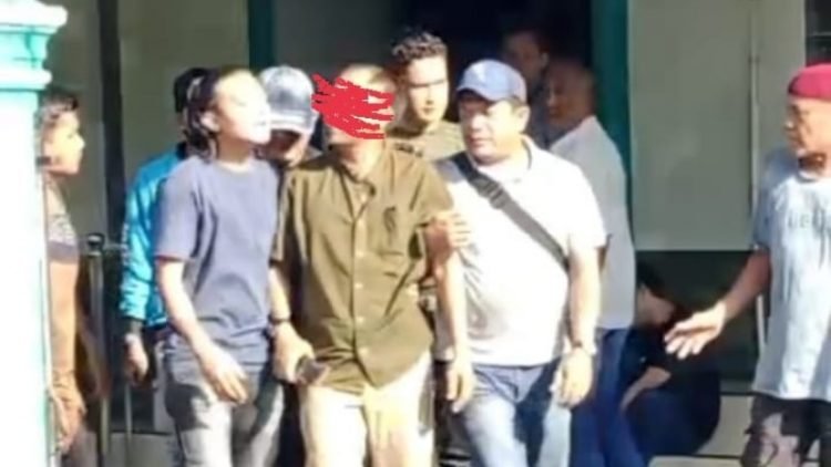 YS, Wakil Rektor 2 Universitas Darma Agung saat diamankan aparat kepolisian pada Rabu (4/6/2025).