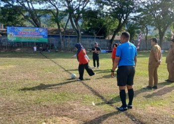 Ketua DPRD Sri Munawaroh didampingi anggota DPRD melakukan tendangan bola perdana di dibukanya turnamen ini. (IST)