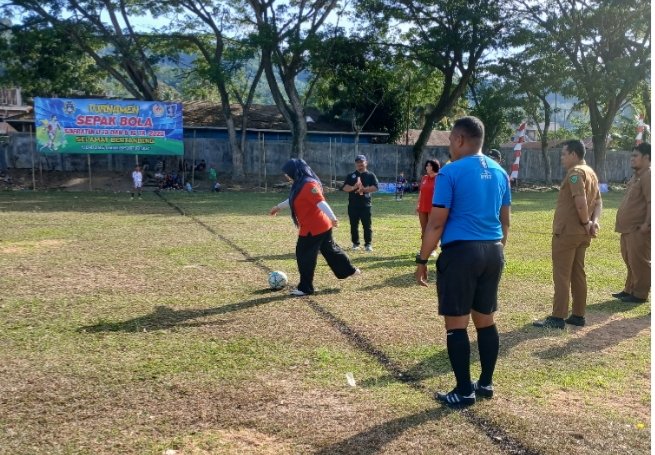 Ketua DPRD Sri Munawaroh didampingi anggota DPRD melakukan tendangan bola perdana di dibukanya turnamen ini. (IST)