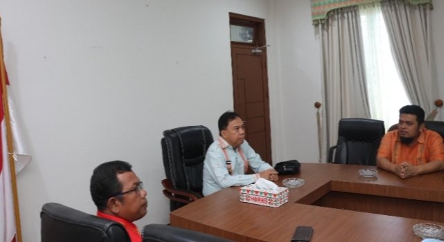 Wakil Bupati Tapsel Jafar Syahbuddin Ritonga sat zolm meeting dengan Wakil Menteri Sekretaris Negara Juri Aridiantoro soal penyerahan hewan Qurban dari Presiden RI Prabowo Subianto. (IST)