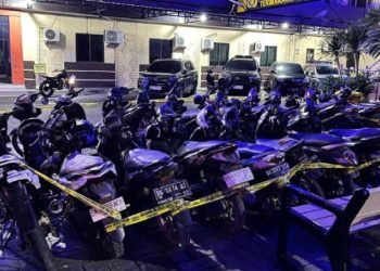 Puluhan unit sepeda motor hasil pengerebekan dari salah satu rumah di Jalan Cengkeh Raya, Perumnas Simalingkar, Medan diamankan di Mapolrestabes Medan. 