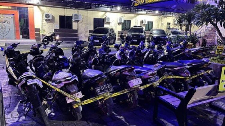 Puluhan unit sepeda motor hasil pengerebekan dari salah satu rumah di Jalan Cengkeh Raya, Perumnas Simalingkar, Medan diamankan di Mapolrestabes Medan.