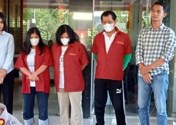 Para tersangka kasus percaloan Casis Polri saat diperlihatkan kepada wartawan, Selasa (10/6/2025). 