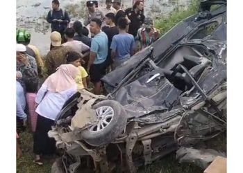 Kondisi mobil Daihatsu Xenia yang tertabrak kereta api hingga terseret 150 meter dan menjadi tontonan warga. 