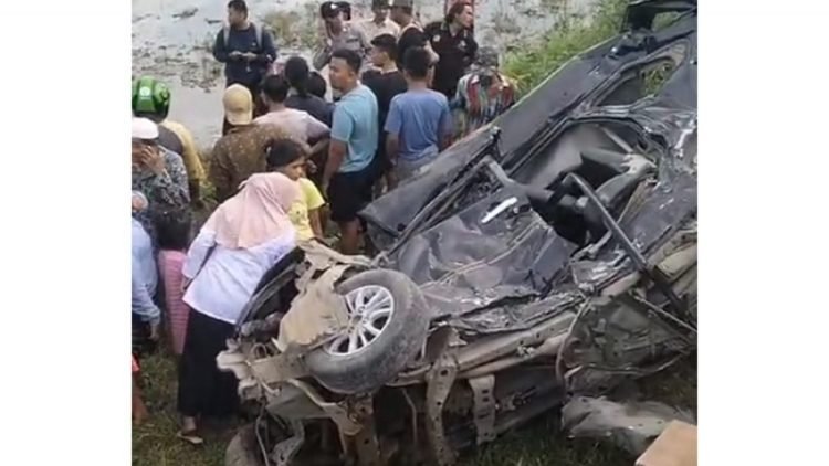 Kondisi mobil Daihatsu Xenia yang tertabrak kereta api hingga terseret 150 meter dan menjadi tontonan warga. 