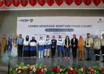 Manager Community Development PT Agincourt Resources Rohani Simbolon (enam dari kanan), Kepala Dinas Perdagangan dan Koperasi UKM Tapanuli Selatan Novita Sari Wahyuni (lima dari kanan), dan Kepala Dinas Perindustrian Tapanuli Selatan Zulfahmi (ujung kiri) foto bersama para pemenang Lomba Memasak Martabe Food Court di Sopo Daganak, Batang Toru. (IST)