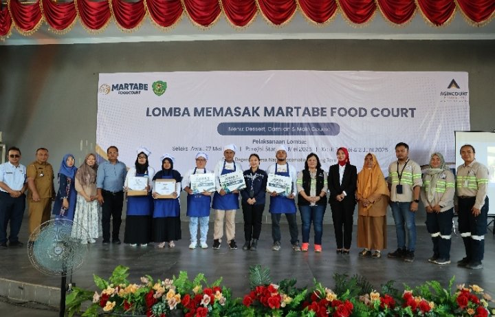 Manager Community Development PT Agincourt Resources Rohani Simbolon (enam dari kanan), Kepala Dinas Perdagangan dan Koperasi UKM Tapanuli Selatan Novita Sari Wahyuni (lima dari kanan), dan Kepala Dinas Perindustrian Tapanuli Selatan Zulfahmi (ujung kiri) foto bersama para pemenang Lomba Memasak Martabe Food Court di Sopo Daganak, Batang Toru. (IST)