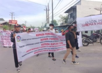 Ratusan warga saat melakukan unjuk rasa ke Polres Toba. (Ist)