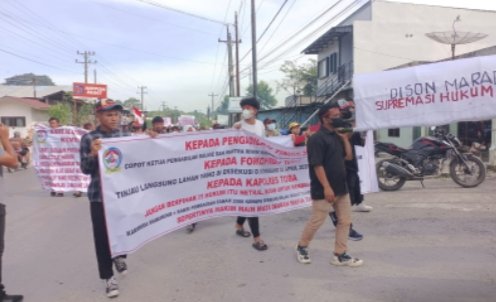 Ratusan warga saat melakukan unjuk rasa ke Polres Toba. (Ist)