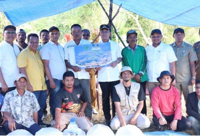 Bupati Tapsel Gus Irawan Pasaribu saat menyerahkan bantuan Bibit dan pakan ikan pada pokdakan. (IST)