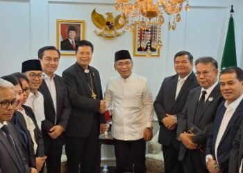 Ketua PBNU KH Yahya Cholil Staquf, dan Ephorus HKBP Pdt Dr Victor Tinambunan, beserta jajarannya dalam pertemuan di Gedung PBNU, Jalan Kramat Raya, Jakarta Pusat, Rabu (18/6/2025). 