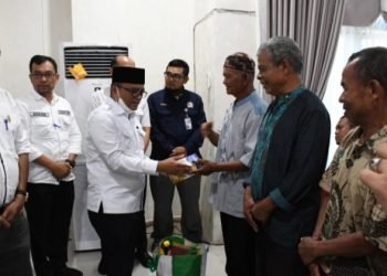 Wali Kota Padangsidimpuan Letnan Dalimunthe menyerahkan 59 paket bantuan Atensi pada Masyarakat Kota Padangsidimpuan. (IST)