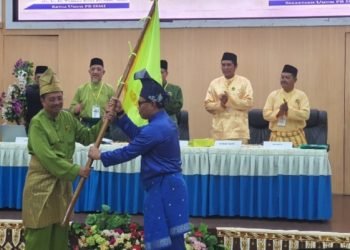 ☝️ *Teks Foto 3 :*
Ketua Umum sebelumnya Dr. Ir. T. Erry Nuradi, M.Si (kiri) menyerahkan Pataka ISMI kepada Ketua Umum (terpilih) PB ISMI periode 2025-2030 Nizhamul, SE, MM dalam Mubes V ISMI, Minggu 19 Januari 2025 di Medan. (ist)
