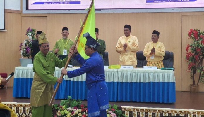 ☝️ *Teks Foto 3 :*
Ketua Umum sebelumnya Dr. Ir. T. Erry Nuradi, M.Si (kiri) menyerahkan Pataka ISMI kepada Ketua Umum (terpilih) PB ISMI periode 2025-2030 Nizhamul, SE, MM dalam Mubes V ISMI, Minggu 19 Januari 2025 di Medan. (ist)