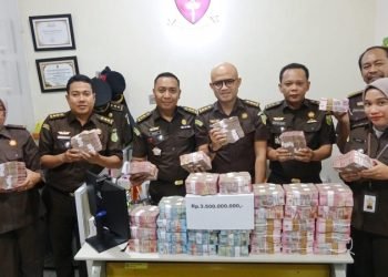 Jaksa saat memperlihatkan uang pengembalian kerugian negara. 