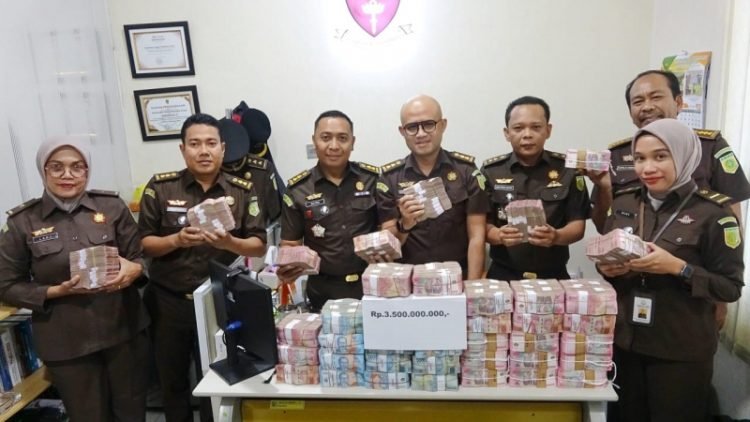 Jaksa saat memperlihatkan uang pengembalian kerugian negara. 