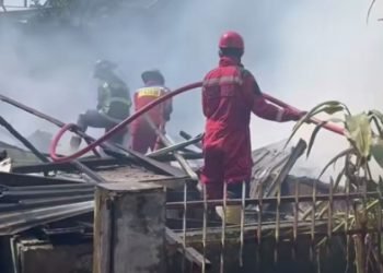 Petugas memadamkan api yang melumat bangunan rumah di Medan Selayang, Selasa (24/6/2025). 