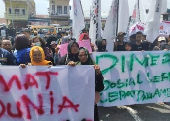 Massa relawan Bobby Nasution aksi di Mapolda Sumut, Rabu (18/6/2025).