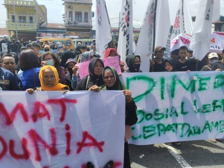 Massa relawan Bobby Nasution aksi di Mapolda Sumut, Rabu (18/6/2025).