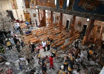 Sejumlah warga dan tim penyelamat memeriksa kerusakan di lokasi serangan bunuh diri yang terjadi di sebuah gereja wilayah Dwelaa Damaskus, Minggu (22/6/2025). 