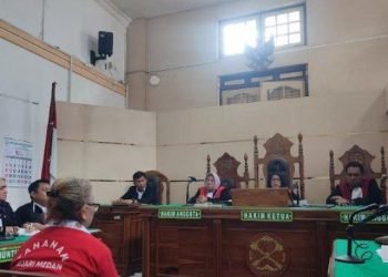 Terdakwa Tiromsi Sitanggang menjalani sidang pembacaan tuntutan di PN Medan yang akhirnya ditunda.